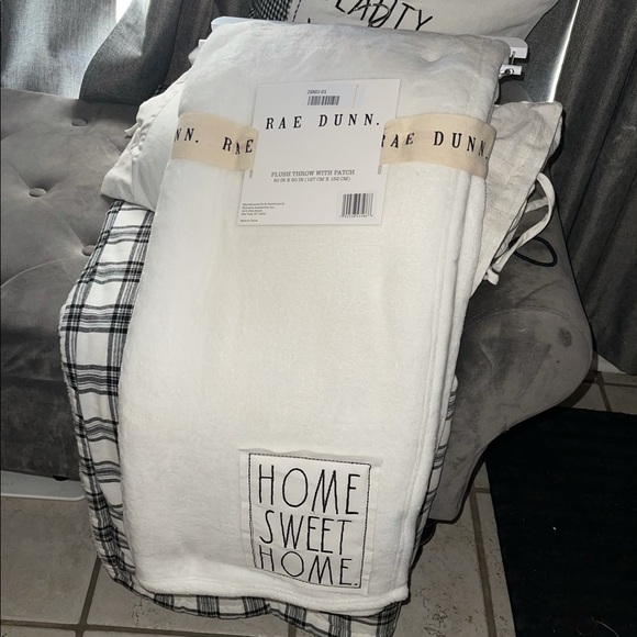 Rae Dunn Plush Throw. - Picture 4 of 6